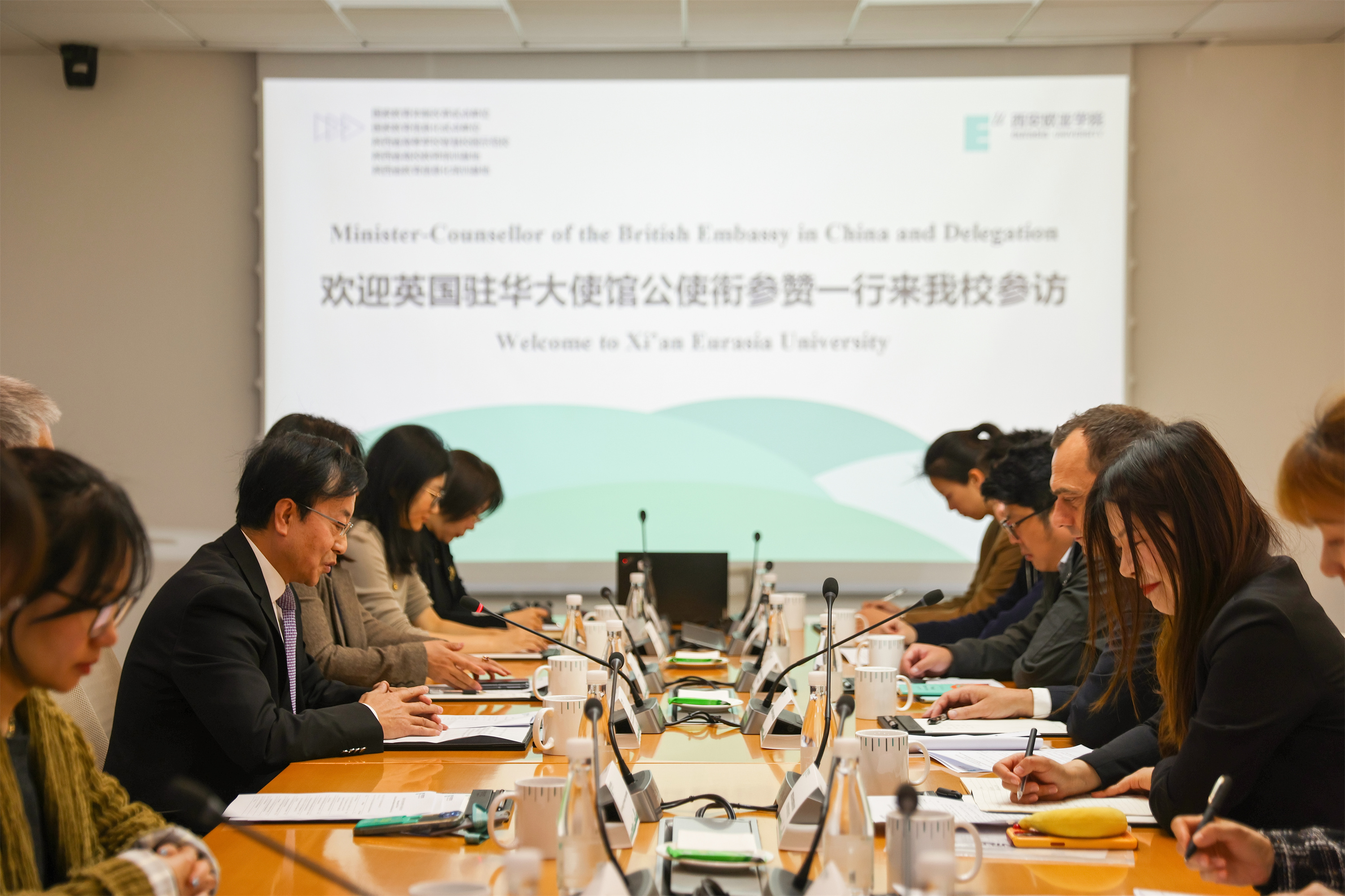 英国驻华大使馆公使衔参赞墨泰·穆迪一行来访西安欧亚学院”